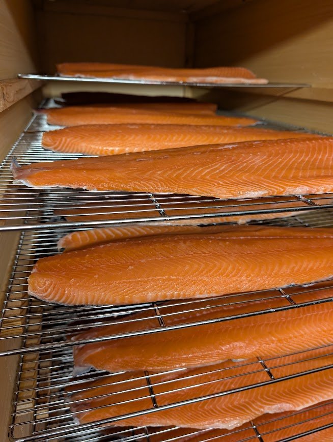 Filets de saumon fumés artisanalement dans le fumoir